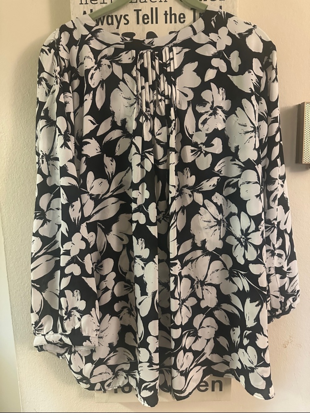 NYDJ Black & White Floral Pattern Pintuck Blouse Button Down Size L Large NWT - Picture 2 of 5